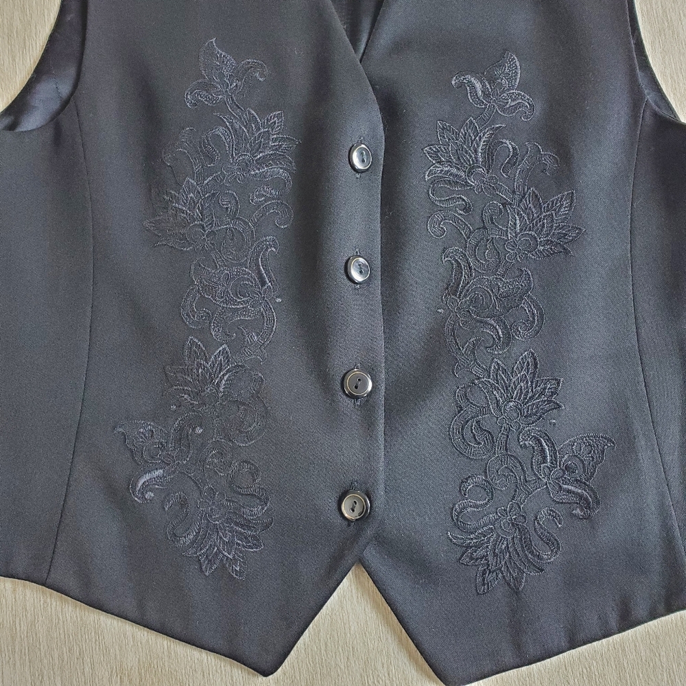 Liz Claiborne women's black vest with embroidered floral design and satin lining - Picture 3 of 7